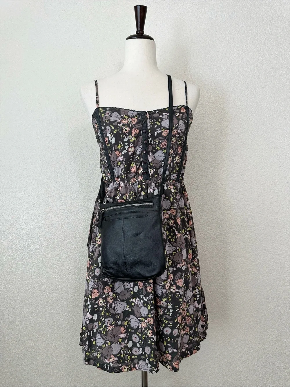 Bueno Black 100% Genuine Leather Zipper Top Crossbody Bag